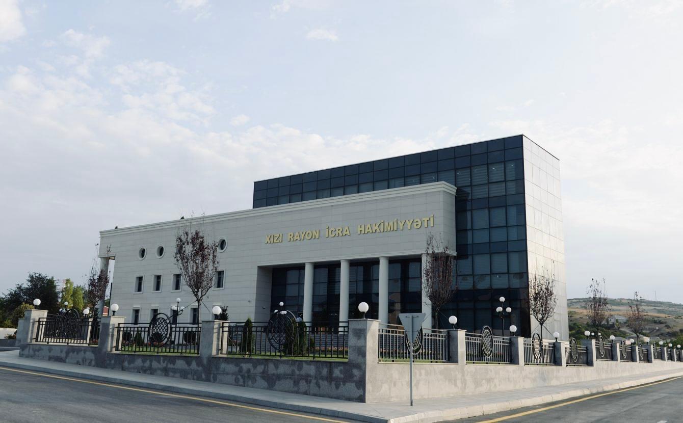 Xızı Rayon İcra Hakimiyyətinin inzibati binası. 