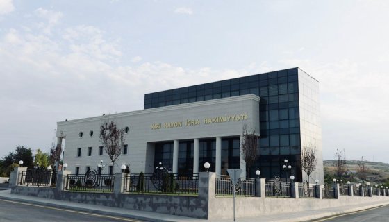 Xızı Rayon İcra Hakimiyyətinin inzibati binası. 